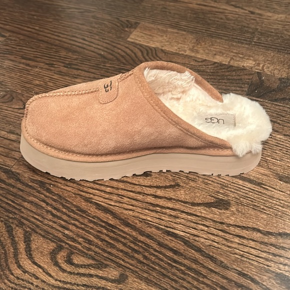 UGG Slide Slippers - Women’s size 8 - Picture 4 of 4